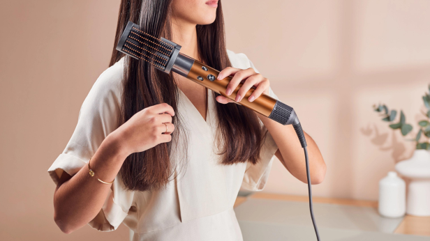 Как лучше выпрямить волосы: утюжком или стайлером Dyson?